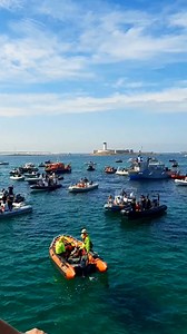 ⛵️ Un moment hors du temps au large de Fouesnant… ✨ Chaque année, au cœur de l’archipel, le Pardon des Glénan fait vibrer Saint-Nicolas d’une atmosphère unique. Entre ciel et mer, habitants, marins et visiteurs se retrouvent pour un moment de partage, de mémoire et de ferveur. *** Cette année, le pardon n'a pas lieu. On le découvre en vidéo et on le retrouve l'année prochaine pour les curieux !*** 🙏 Un évènement emblématique qui célèbre l’âme des îles Glénan, entre spiritualité et patrimoine ma