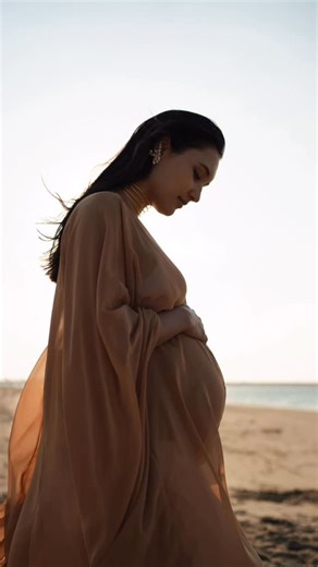 Essem | Movement Guide on Instagram: "I am an apple tree bearing apples 🍎 Silly me, thinking the worst. But I was afraid. Everyone tells you how motherhood is scary, difficult and draining. But very little women will tell you how it is fulfilling, nourishing and satisfying. My bestie was and is my role model. I keep encouraging her to start mommy blog, because people like her, make you believe in yourself. Shoutout to @justalinakim And yes, my body will not be damaged. Pelvic floor dysfunction