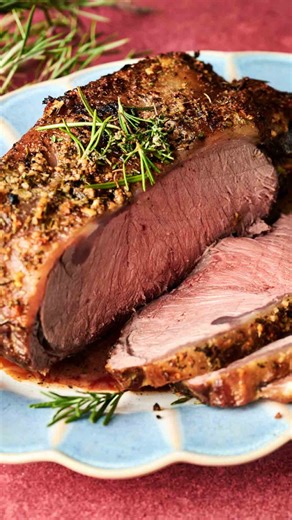 This Christmas Prime Rib Roast is a show‑stopping main dish idea for your holiday feast 🎄🥩 Juicy, tender, and full of festive flavor, perfect for serving when family and friends gather around the table. Want the recipe? Comment “recipe” and I’ll send it to you, or grab it here: https://www.pocketfriendlyrecipes.com/christmas-prime-rib-roast/ 💌 For more holiday-worthy recipes to elevate your celebrations, follow @pocketfriendlyrecipes. #pocketfriendlyrecipes #primeribroast #christmasmaindish #