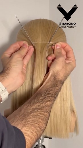 Tutorial cúpula con agarre doble, de extremo a extremo y con ayuda de agujas finas. Esta nueva herramienta se ha convertido en mi favorita. Hacia mucho tiempo que llevaba buscando unos palillos metálicos. Estos son finos, no pesan nada y me ayudan a sujetar previamente antes de agarrar con horquillas. Si quieres LINK de las agujas comenta con ❤️ y te lo envío por DM 📨•GUARDA / SAVE / SALVAR • #hair #hairtutorial #hairstyle #vbarcino #vbarcinoacademy #hairvideo #tutorialdepeinado #hairtok #hairt