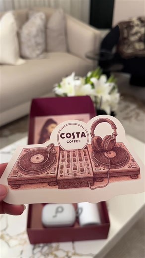 اعلان... كوستا كوفي… الاسم اللي الكل يعرفه ☕ زوروا فروعهم في الرياض، اشتروا وسجّلوا الآن فرصتكم لحضور الفعالية الكبيرة في تاريخ 22 يناير الساعة 8 مساءً في ذا ڤيو مول، خلونا نشوفكم🔥 تابعوهم على حسابهم @Costa | كوستا #فلوها_وعلوها #تغطيات_الرياض #تغطيات#كوستا #كوفي