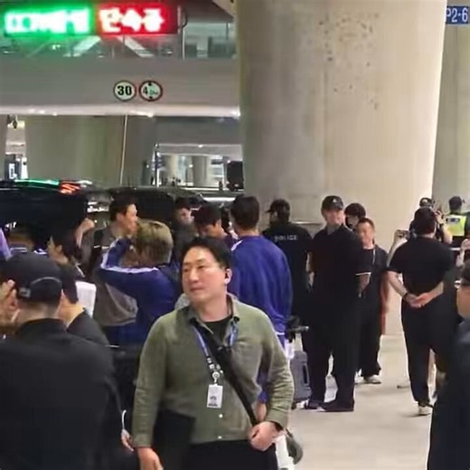 Kang-in is listening to this fan's insults.... 😭"HMB, you son of a *...The wc was a disgrace because of you, Myung-bo...bcs of you, Korean football has gone backward by 30 years..MB! Spit out your salary...you piece of shit son of a *..!
