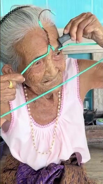 ❤️ Khi Bà Nội Thử Tài Trang Điểm Cực Hài | Funny Grandma Tries Doing Makeup #shorts