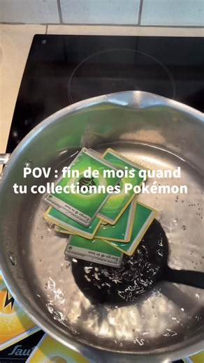 Le frigo est vide, mais la collection se porte bien 😂💸 Au menu : énergies Plante et grand cru d’énergies Eau. 🌿💧 Qui se reconnaît ? 👀 #Pokemon #PokemonTCG #CollectionPokemon #Humour #FinDeMois