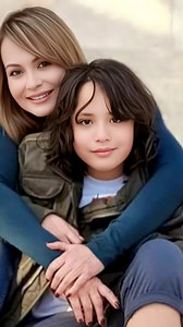 Hoy celebro la fortuna inmensa de ser madre. De sentir un amor que no se compara con nada, de ver la vida reflejada en los ojos de mi hijo, y de descubrir cada día que mi corazón es más grande desde que él llegó a mi mundo. Este 10 de mayo abrazo mi camino, honro a todas las madres que dan lo mejor de sí con cada gesto, cada sacrificio y cada sonrisa. Porque ser madre es una bendición diaria, no solo una fecha en el calendario. Feliz Día de las Madres a todas las que aman con el alma. Y recordem