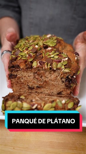Amo el panqué de plátano y siempre estoy buscando cambios que le puedo hacer para mejorarlo. Aquí les comparto una de las versiones que mas me gusta! Les comparto mis mejores versiones? Feliz de hacerlo🫶 Les amo 🤍✨ 1 3/4 tazas de harina 1 cucharadita de bicarbonato de sodio 2 cucharaditas de canela molida 1/4 cucharadita de sal 1/2 taza de yogurt griego 1/4 taza de aceite de oliva 1 1/2 tazas de puré de plátano (aproximadamente 3-4 plátanos grandes maduros) 1/2 taza de jarabe de maple 2 huevos