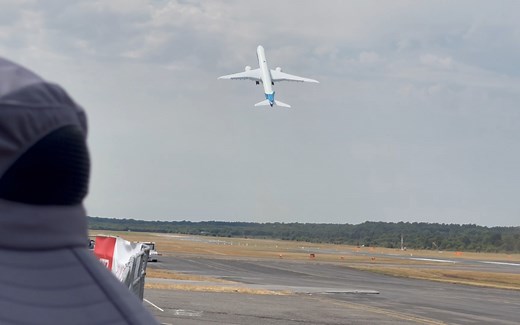 波音777X范堡罗航展上演经典垂直起飞 地面展示GE9X发动机