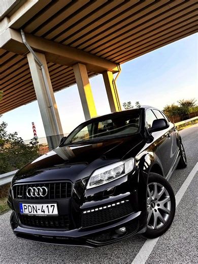 🏁Audi Q7 S-Line 7személyes 3,2T gyári horog 👉Dupla Panorámtető Állófűtés♨️ Szemet gyönyörködtető, jó kiállású autó! 😍 -2009/4 gyártás, 246ekm műszaki: 2027/11/19 -Kényelmes adaptív légrugózás! -CAS motor 3liter V6 239le 🚗💨 (220körül cserélték a láncot, nincs hangja!) -2kulcs, 19” Felnik, gyári könyvek -KeyLessGo Szabadkéz funkció -2x ülés fűtés, 2zónás digitális klíma -Alcantara ajtókárpitok -Tolatóradar Kamera(Gyári) -Magyar MMI rendszer, Tempomat -Gyári USB-s Bluetoothos interface -Elektr