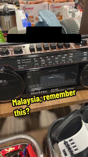 Malaysia, do you remember these? I found a real cassette player and old manual radio and I honestly haven’t seen one in forever. Instant nostalgia. Back when music was on cassette tapes, radios were simple, and life felt a lot more old school. If you grew up with these, you know. If you’re under 25, you might be looking at this like a museum item. Did you ever have one of these at home? #Malaysia #Nostalgia #CassettePlayer #OldSchool #Radio