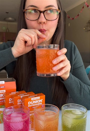 me 🤝 dunkin’ refreshers #ad #PocketYourDunkin @Dunkin' @Singles To Go #DunkinPartner #DunkinRefresher #tastetest