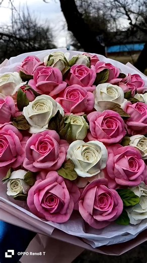 Зефірні троянди 😍 Діаметр основи під букет - 20 см. Зефірні смаколики роблю тільки за попереднім замовленням ☝️😉 Є доставка Новою Поштою або самовивіз 🚚 #трояндизефірні #троянди #зефірніквіти #зефірнібукети #зефірручноїроботи | Свєта Карпук