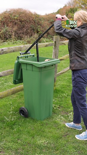 Enjoy a tidy, organised garden WITHOUT worrying about overflowing wheelie bins thanks to Bin Booster, the easy way to compress ALL your garden waste and fit EVEN more in your wheelie bin! 👌No effort needed: just hook & press 💪Sturdy, solid & durable design 🪶Lightweight & EASY to use 🗑️Works with ALL wheelie bins 🍃Perfect for compacting branches, leaves, weeds, trimmings and more 🇬🇧 Family-run UK business 🚚Delivery within TWO days - or it’s FREE! 💯 100-day ‘no-quibble’ money-back guarant