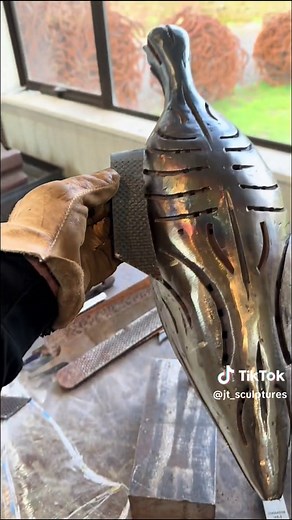 You know what they say, one man's trash is another man's treasure. Well give or take a couple of steps in between 😅🔥⚒️ There's roughly 6 metric tons of horse shoes in this pile that has been collected up over the last 20 years... and it'll probably keep me busy for the next 20 👌🏼 #sculpture #horse #rustic #upcycling #horseshoe #scrap