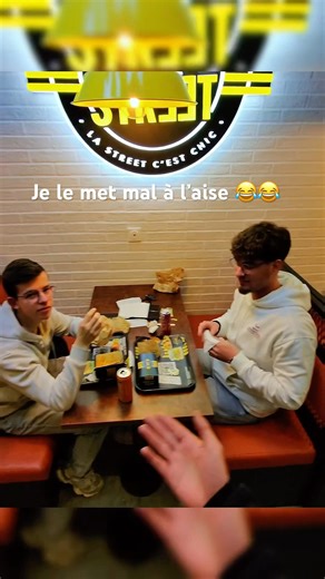 PRANK S’INCRUSTER DANS UNE TABLE METTRE LE MALAISE #humour #videodrole #mdr #prank #tropdrole