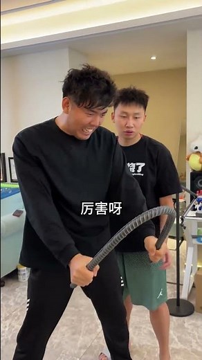 It's so easy to be a strongman! #Funny#Prank#Pals#JunningJunning (Note: I have transliterated the n