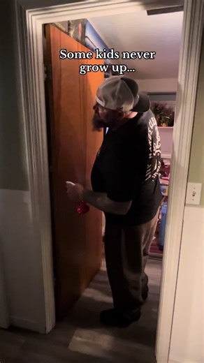 I love the sounds of them all giggling as they gang up on Gramps. #gramps #dad #jokingaround #adultchildren