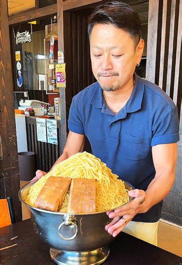 【総重量１５kg】完食者０の“怪物つけ麺”｜デカ盛り大勝軒で限界チャレンジ 【大勝軒しのや】 埼玉県杉戸町にある「大勝軒しのや」さんに行ってきました！ その名を轟かせるデカ盛りの聖地で、今回はなんと総重量15kgの“怪物つけ麺”に挑戦！🍜 誰一人として完食した者がいないという、まさに伝説級の一杯。 見た瞬間に圧倒されるビジュアルとボリューム。スープの旨さも相まって、食べ進めたくなる味わいでした！ 限界に挑む勇者、求ム！ ——————————————————— 📍埼玉県北葛飾郡杉戸町北蓮沼497 ⏰月・水〜日 7:00～15:00／17:00～20:00 🛏️火曜日 ——————————————————— 【Monster 15kg Tsukemen Challenge—Undefeated Giant Bowl at Taishoken】 [Taishoken Shinoya, Saitama] We visited “Taishoken Shinoya” in Sugito Town, Saitama Prefecture! This legendary spot is kno