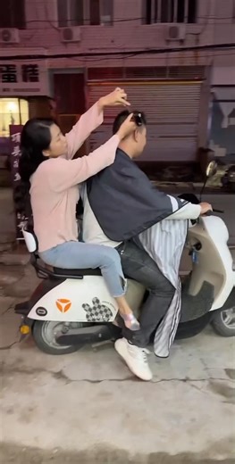 চুল কাটানোর মাঝেই স্ত্রীর ফোন 😂