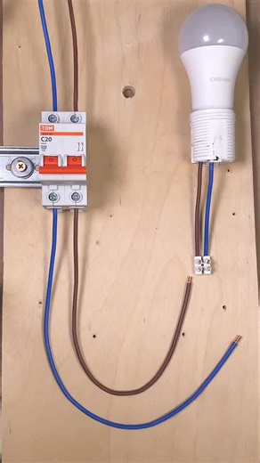 🔌💡 Simple Allumage avec Commande à Distance Dans cette vidéo, je vous montre comment contrôler un éclairage avec un simple allumage à distance, grâce à une commande sans fil. Fini les câbles compliqués ! Une solution pratique, moderne et facile à installer pour allumer votre lampe à plusieurs mètres sans bouger ! 👨🏾‍🔧 Idéal pour : ✔️ Moderniser une installation existante ✔️ Améliorer le confort à la maison ✔️ Apprendre les bases de l’électricité intelligente 📲 Regardez, apprenez, testez ch
