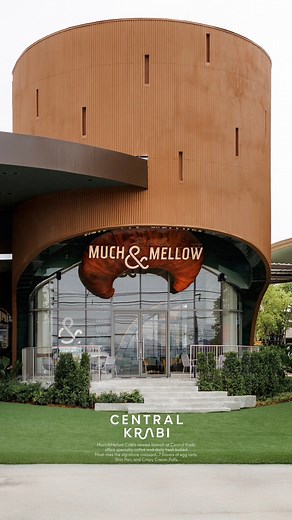 ☕️🥐Much & Mellow ... Central Krabi สาขาใหม่ล่าสุด กับคาเฟ่ที่ครบเครื่องทั้ง Specialty Coffee และ Bakery อบสดใหม่ ตัวร้าน Vibe ดีมากๆ ใช้สี Earth Tone ดูอบอุ่น แสงธรรมชาติ เข้าถึงทุกมุม แถมยังตั้งอยู่ บริเวณด้านหน้าสุดของ Central Krabi ที่สามารถมองเห็นวิวภูเขาชุ่มฉ่ำขณะนั่งทาน กาแฟอีกด้วย 🕗 เปิดทุกวัน: 08:00–21:00 📍 Central Krabi #MuchAndMellow #มัชแอนด์เมลโล่คาเฟ่กระบี่ #คาเฟ่เซ็นทรัลกระบี่ #MadewithMuchLove #คาเฟ่กระบี่ | นายรีวิว