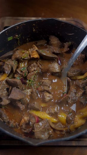 Miidas | Smile les gens ! on Instagram: "🍽️ Foie & cœur de cochon mijotés Ingrédients : • Foie de cochon • Cœur de cochon • Paprika • Sel • Poivre • Sazón tropical • Sauce tomate concentrée • Moutarde de Dijon • Cive • Piment végétal • Oignon • Poivron • Un peu d’eau • Huile pour la cuisson Préparation : J’ai commencé par couper le foie et le cœur en petits morceaux. Je les ai mis dans un bol j’ai écraser de l’ail et assaisonnés avec le paprika, le sel, le poivre et le sazón tropical, puis lais