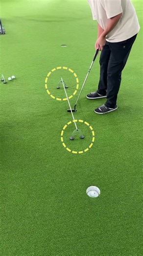 1mパットを外してしまう方は、この練習をしてみて⛳️パッティングゲート+アライメントスティックで、ボールを真っ直ぐ打てているかチェックしながら練習することができます👍