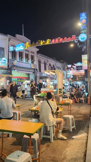 ✨ When the view narrows, the night becomes gentle. 当视角变窄，夜色就变得温柔。🌙 As the frame closes in, the world feels quieter, warmer, closer. 镜头越走越窄， 反而让人看得更清楚—— 灯光、人群、街声， 都变成一种陪伴。 | GoodbyeBuddy道别