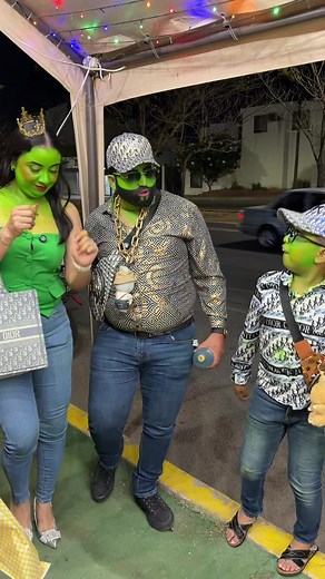 Shrek alivianó ala mesera 🤣🤣🤣🤣🙊🫣#humor #comediafamiliar