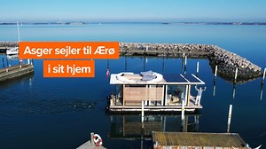 Asger har havudsigt, hvorend han kigger hen i sit hus. Han har nemlig selv bygget en husbåd. Og nu tager han afsted uden helt at vide, hvor han ender 🏠💦 | TV2 Østjylland