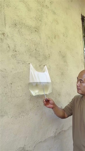 Low-cost life hack: Plastic bag + tube = simple hand washer, super practical!