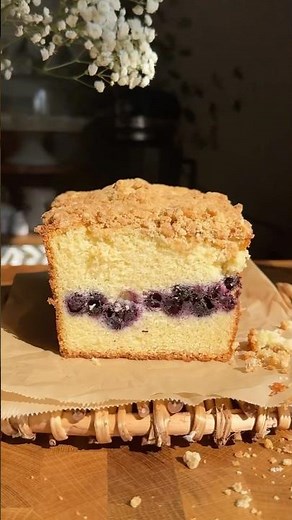 Lemon blueberry loaf cake with a thick layer of blueberries & streusel! #loafcake