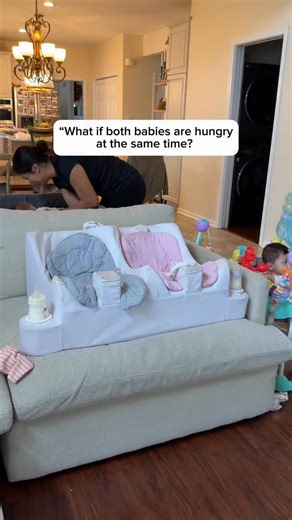 ✨ When I first found out I was having twins, I had so many questions. Some were simple… yet felt so complicated! 😅 How do you attend to two tiny humans 24/7 when one already feels like a full-time job? Ay ay ay 😂 One thing I constantly googled was how to feed both babies at the same time! I was gifted this amazing double seat from a dear friend. It’s the double seat from @tablefortwo (found only at TableForTwo.com) and it has been a total game changer. 🙌 It’s definitely one of my top 5 must-h