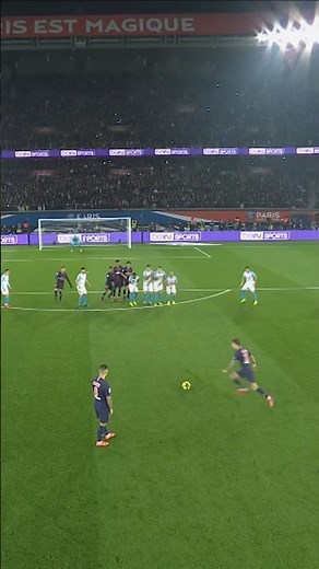 Incredible free kick by Ángel Di María 💥⚽️ #PSG #Ligue1 #DiMaria
