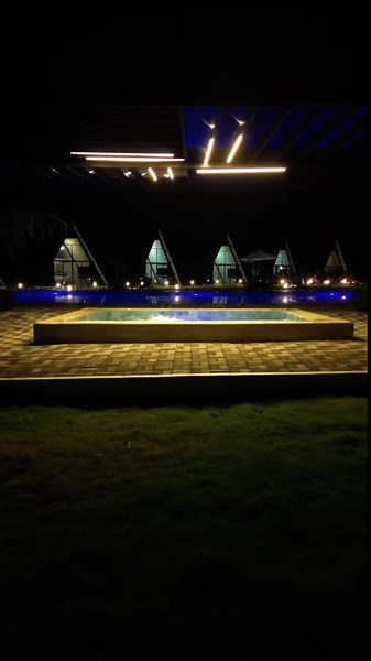 Nuevo Resort en la Noche: Ideal para Parejas