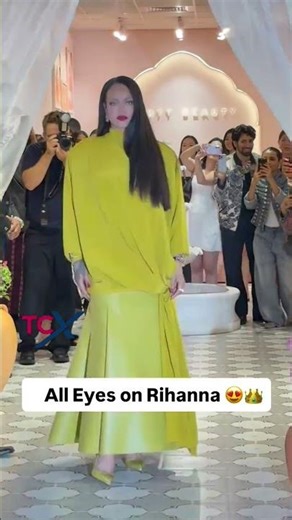 All eyes on Rihanna 👑