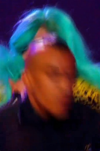 🚨 Esattamente Quindici anni fa, Lady Gaga aprì un nuovo capitolo nella cultura pop con l'uscita di "Born This Way", il primo singolo di LG3. Era venerdì 11 febbraio 2011, di prima mattina, con un'intro sorprendente alla radio. Gaga sorprese tutti ancora una volta con uno stile musicale completamente diverso da qualsiasi altra cosa circolava all'epoca. Beh, il resto è letteralmente STORIA! "Born This Way" ha battuto tutti i record possibili su iTunes in tutto il mondo. Ha debuttato in cima alla 