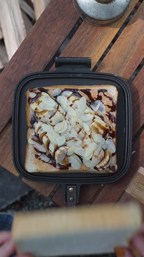 ピーナッツバターとバナナのホットサンド🍞次に上げる動画ではこだわりポイント10選を解説します🤗 レシピはコメント欄に記載してます✍️ #tiktokfood #camp #outdoor #cooking #キャンプ #料理 #レシピ #PR #TikTok #TikTokPartner #ハイクオリティなコンテンツ