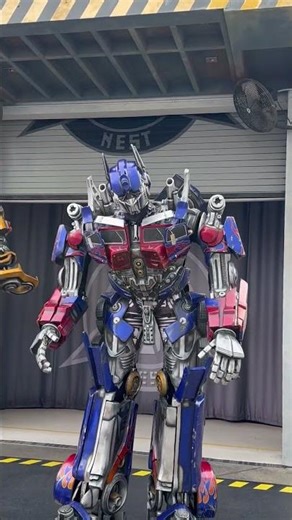 Transformers Bumblebee and Optimus Prime appear at Universal Orlando! #transformers #florida