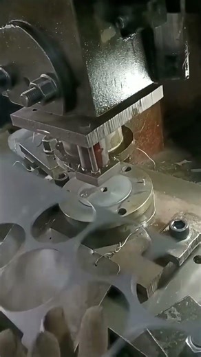 How Hydraulic Sheet Cutter Makes Circle Plates #HydraulicMachine #MetalWork #Engineering