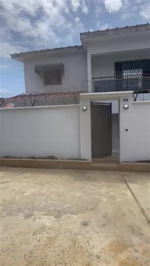🏡 LOCATION – VILLA DUPLEX 6 PIÈCES 📍 Cocody – Angré Cité Victoria (Non loin de la Cité Gestoci, zone Nouveau CHU) Nous mettons en location une grande et belle villa duplex de 6 pièces, propre et prête à habiter, composée de : ✅ 4 chambres dont 2 autonomes ✅ 2 grands salons ✅ 1 WC visiteurs ✅ 1 cour arrière ✅ 1 jardin ✅ Garage pouvant contenir 3 véhicules 💰 Loyer : 650 000 FCFA / mois (avec meubles) 600 000 FCFA / mois (sans meubles) 700 000 FCFA / mois (usage bureau, sans meubles) 📌 Conditio