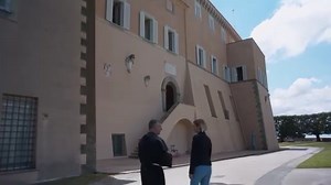 Cara #bravagente, 🤩 la prossima puntata di “In Cammino”, in onda il 19 agosto sempre alle 15.10 su Rai3, ci porterà nelle residenze papali di Castel Gandolfo, località a poca distanza da Roma, scelta dai Papi per la villeggiatura fin dal 1626 💫 Vedremo tra le altre Villa Barberini e il suo Labirinto, la Specola Vaticana - uno dei più antichi osservatori astronomici attivi al mondo - e infine il Palazzo Pontificio, un luogo segreto e riservatissimo che oggi Papa Francesco apre al mondo. Tanti g