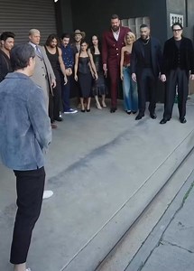 Các đô vật trong WWE khi họ “Xả vai” trông như thế nào? Nhìn “Anh Trưởng” Roman Reigns (Người mặc áo vest đen đứng thứ 2 bên phải) là hiểu😆 | Troll WWE - Mê Đấu Vật Mỹ