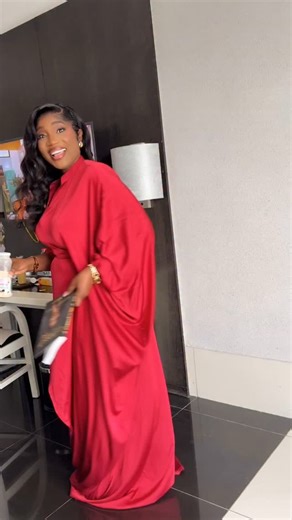 « Ce que tu FAIS est un micro 🎙️ qui fait plus de volume que ce que tu DIS 🗣️. » LadySonia a dit ! Il est temps de cesser de parler de changement et de commencer à incarner la puissance. Dans un monde saturé de conseils lisses des coachs et de théories déconnectées, Lady Sonia brise les codes. Elle ne vous demande pas de « tenter » de réussir, elle vous livre la stratégie pour régner. Chaque femme porte en elle des couronnes : l’entreprise, la famille, l’influence, la résilience. Mais beaucoup