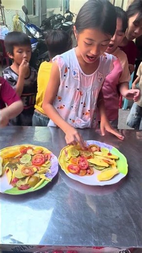 The whole group had a spicy noodle eating contest; the winner received a prize. #xuhuongyoutube