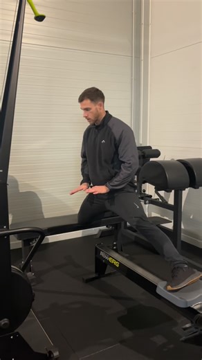 Healthy Body : Renforcement musculaire et articulaire Ce n’est pas qu’un simple entraînement… c’est un accompagnement complet pour progresser en toute sécurité ! Ici, tu n’es jamais seul : Le coach t’explique chaque mouvement Il démontre la technique pour que tu visualises parfaitement et Il t’accompagne et corrige pendant toute la séance L’objectif ? Te rendre plus fort, améliorer ta posture, et te faire gagner confiance… sans te blesser et en avançant à ton rythme. Ici, on mise sur la qualité 