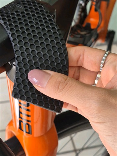 🚴🏻‍♀️ ¿Sabes cómo instalar correctamente la cinta del manubrio de tu bicicleta? Una buena instalación hace la diferencia en comodidad, agarre y control. Hoy aprendemos cómo hacerlo paso a paso con @Edgar 🚲🚲🚲 💬 ¿Alguna vez has cambiado la cinta de tu manubrio? #Ciclismo #TipsDeCiclismo #BikeTips #CaroCamachoMX