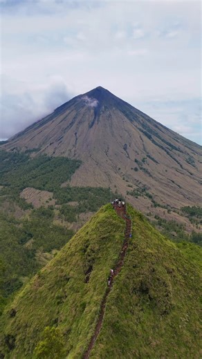 Labuan Bajo tour guide | Mencari ketenangan di ketinggian.” gunung berapi stratovolcano aktif yang terletak di Kabupaten Ngada, Pulau Flores, Nusa Tenggara Timur.... | Instagram