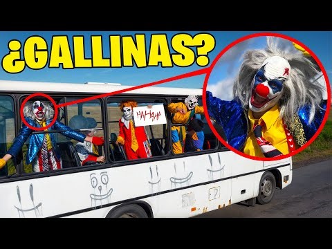 Cuando veas este autobús escolar lleno de PAYASOS, ¡no lo adelantes! ¡Aléjate RÁPIDO!