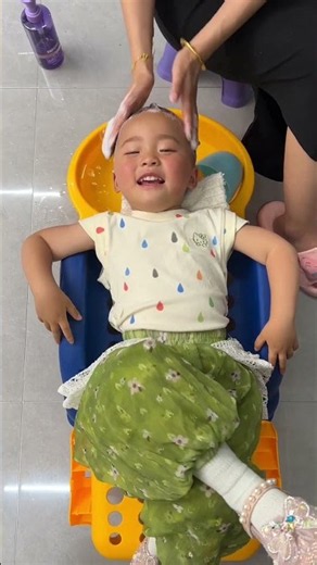 Cool Items! Baby shampoo chair, safety first! #viral #gadgests #creative