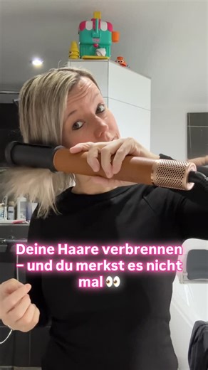 Yessi Heimbokel │ HYLA Expertin │ sauber & gesund wohnen on Instagram: "Deine Haare verbrennen – und du merkst es nicht mal. 🔥👀 Hitze riecht nicht nach Rauch. Sie schreit nicht. Sie zerstört leise. Jedes Föhnen, Glätten oder Locken ohne Hitzeschutz bedeutet: ❌ Feuchtigkeitsverlust ❌ Proteinabbau ❌ Spliss & Haarbruch Und das Gemeine? Der Schaden zeigt sich erst Wochen später – wenn die Haare plötzlich stumpf, trocken und brüchig sind. Hitzeschutz ist kein Extra. Er ist Pflicht, wenn du deine Ha